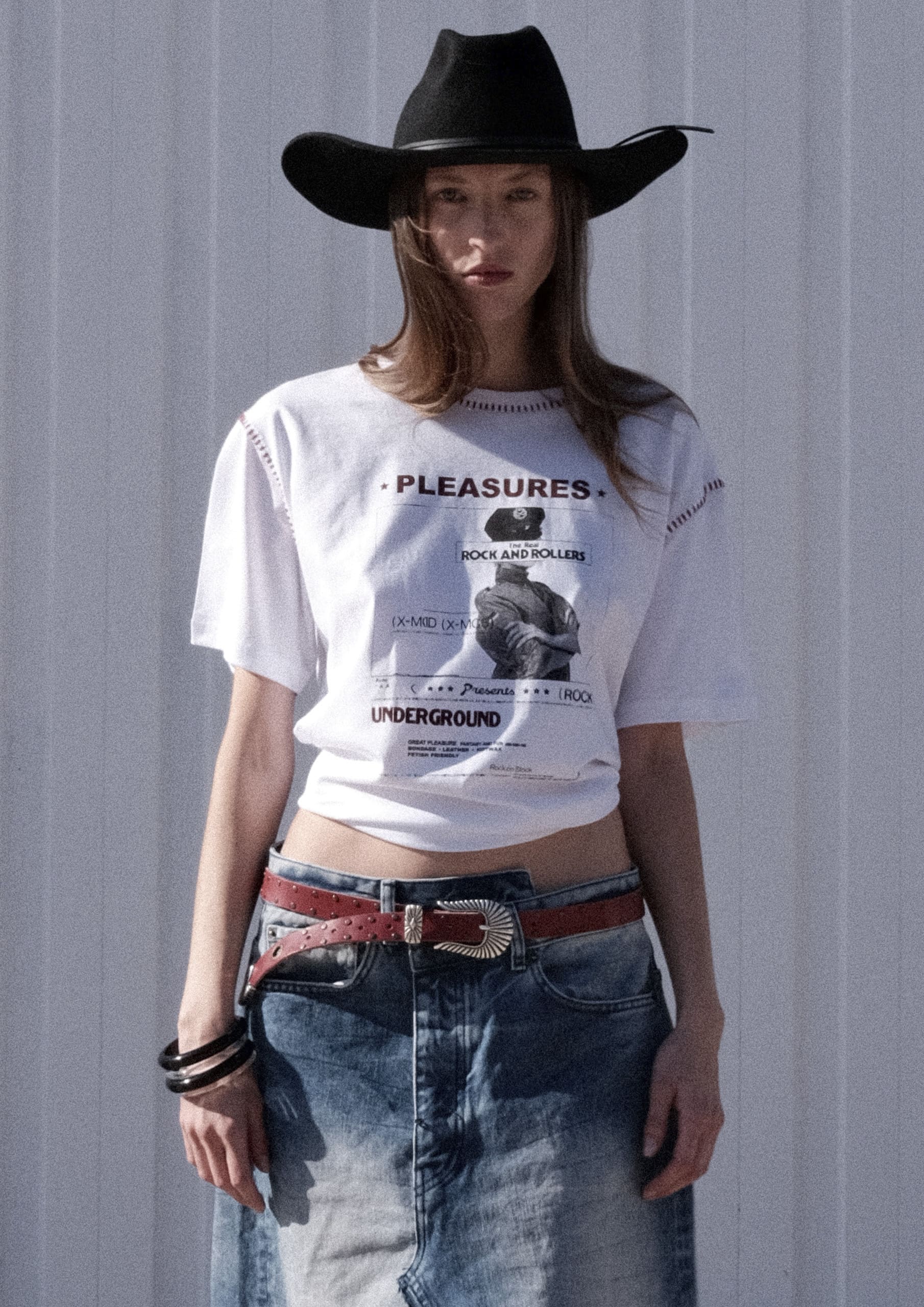 T-Shirt "Pleasures" White